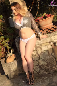 Holly Garner hot photo gallery - picture 17