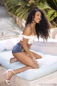 Aliya Aural hot photo gallery - picture 3