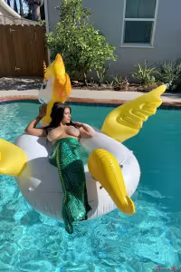 Briana Lee hot photo gallery - picture 1