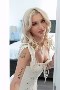 Emma Rosie hot photo gallery - picture 7