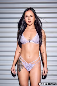 Iris Leon hot photo gallery - picture 1