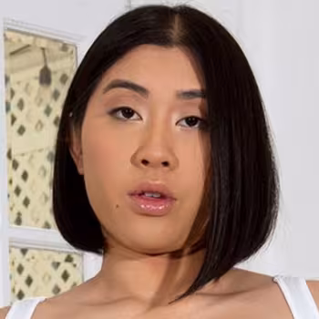 Porn actress Emerald Loves