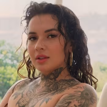 Porn actress Scarlett Shadows